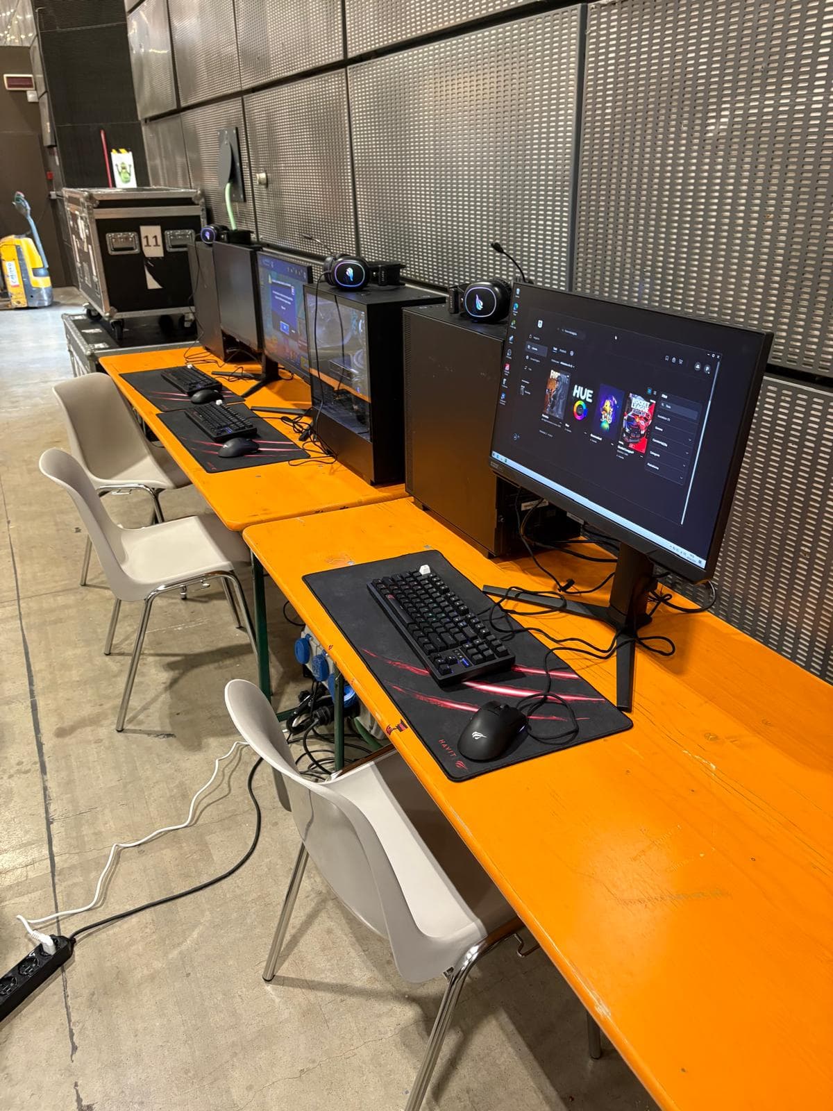 Console e monitor pronti per una fiera